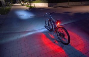 FISCHER LED Beleuchtungsset, mit 360° Bodenleuchte für mehr Sichtbarkeit und Schutz, aufladbare Akkus mit USB